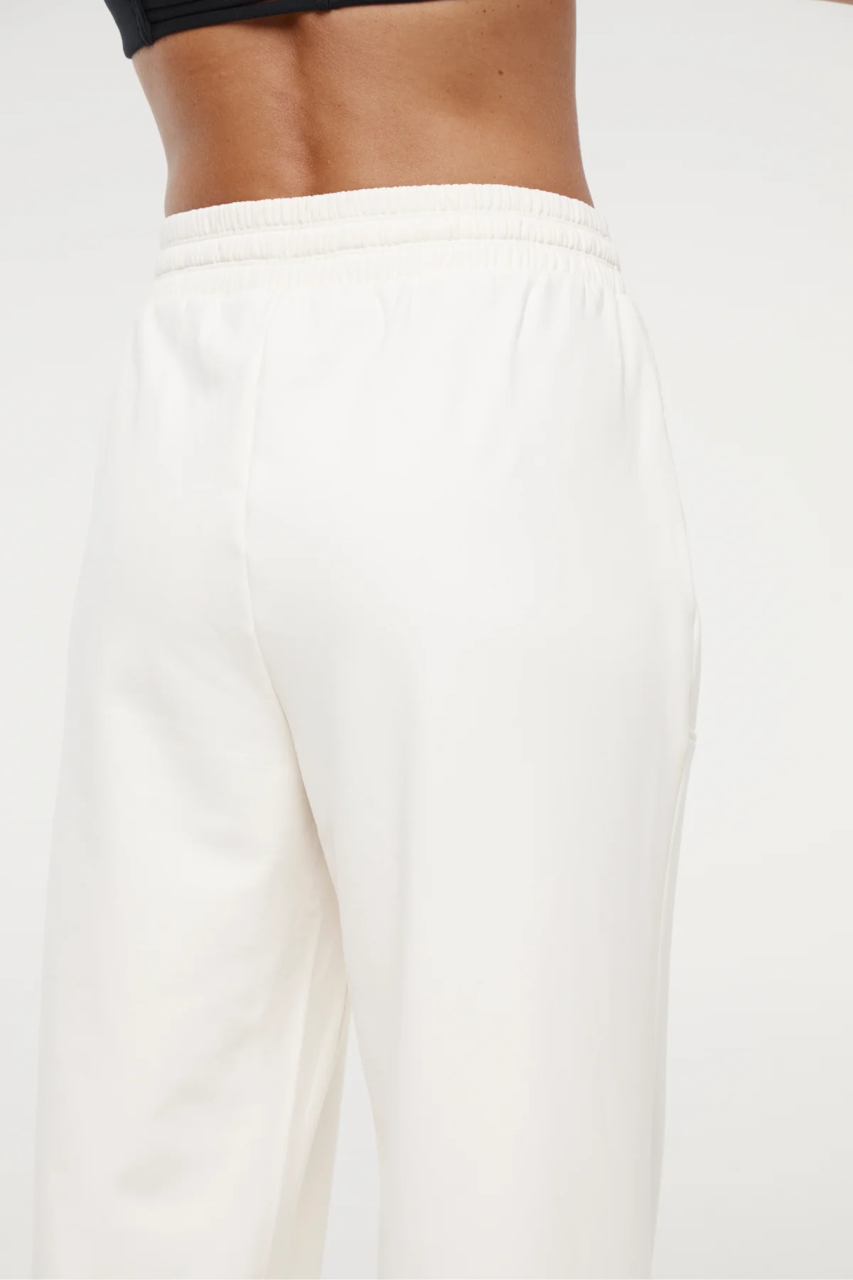 Mia Pant - Image 14
